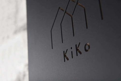 Naambordje van hout met zwarte coating - Hellowood